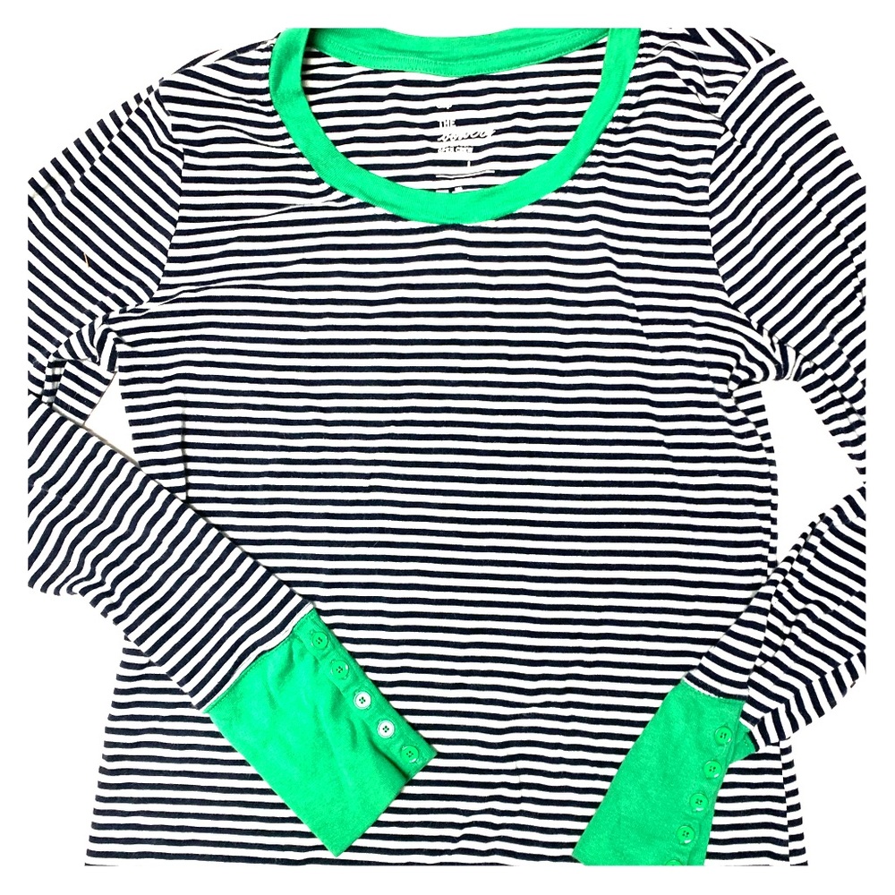 Cute gap top, with buttons on the sleeves!